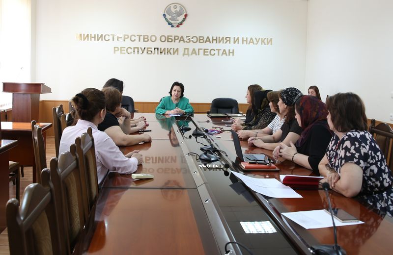 Педагогов - победителей Всероссийских смотров-конкурсов наградили в Министерстве образования и науки Республики Дагестан