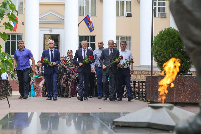Артём Здунов вручил вдовам и матерям сотрудников органов внутренних дел денежные средства на приобретение жилья