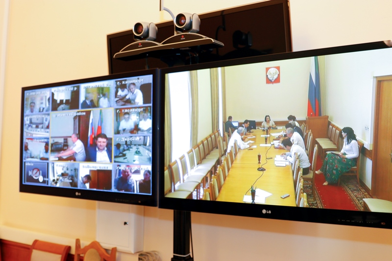 Уммупазиль Омарова провела видеоконференцию по вопросам готовности образовательных организаций к новому учебному году