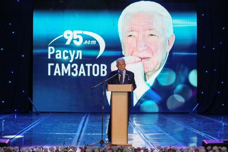 В Махачкале отметили 95-летие со дня рождения народного поэта Дагестана Расула Гамзатова