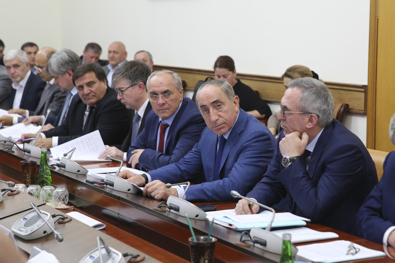 Артём Здунов провел заседание Межведомственной рабочей группы по топливно-энергетическому  комплексу республики