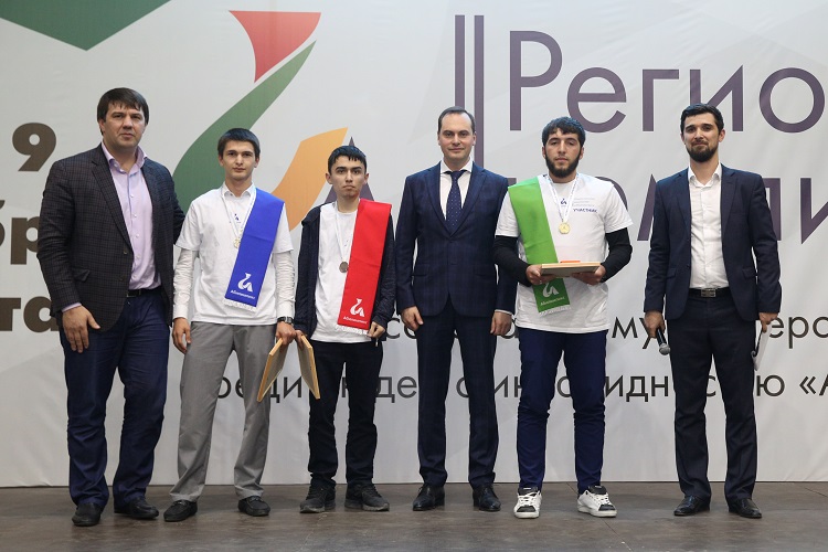 Артём Здунов наградил победителей и призеров регионального чемпионата «Абилимпикс»