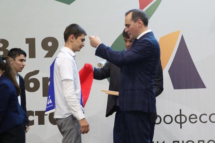 Артём Здунов наградил победителей и призеров регионального чемпионата «Абилимпикс»