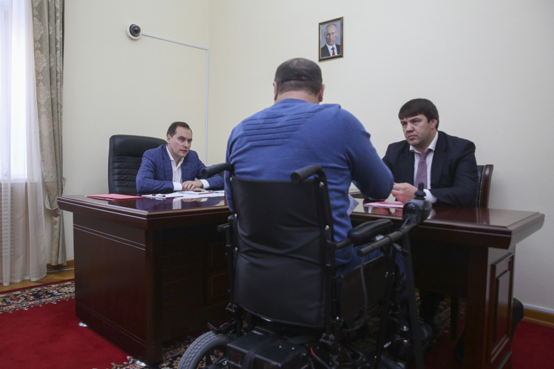 Артём Здунов встретился с активистом для обсуждения проблем дагестанцев с ограниченными возможностями