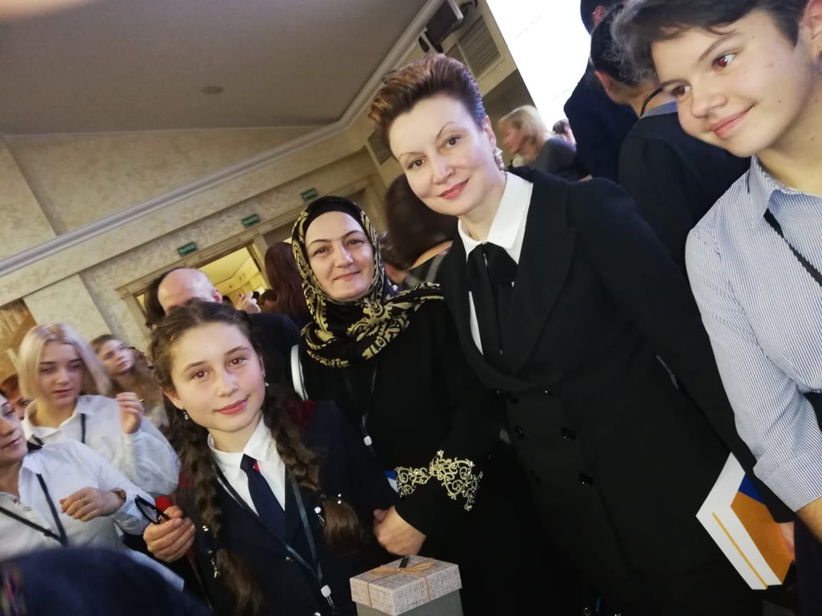 Победительниц Всероссийского конкурса сочинений Аиду Акаеву и Хадижат Юсупову наградили в Общественной палате РФ