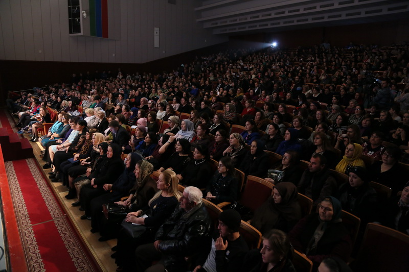 В Махачкале состоялся торжественный вечер-концерт, посвященный Дню матери
