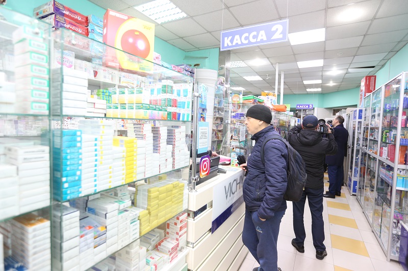 Артём Здунов посетил аптеки, чтобы убедиться в наличии жизненно необходимых препаратов
