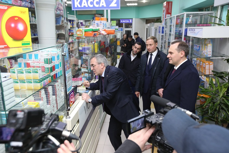 Артём Здунов посетил аптеки, чтобы убедиться в наличии жизненно необходимых препаратов
