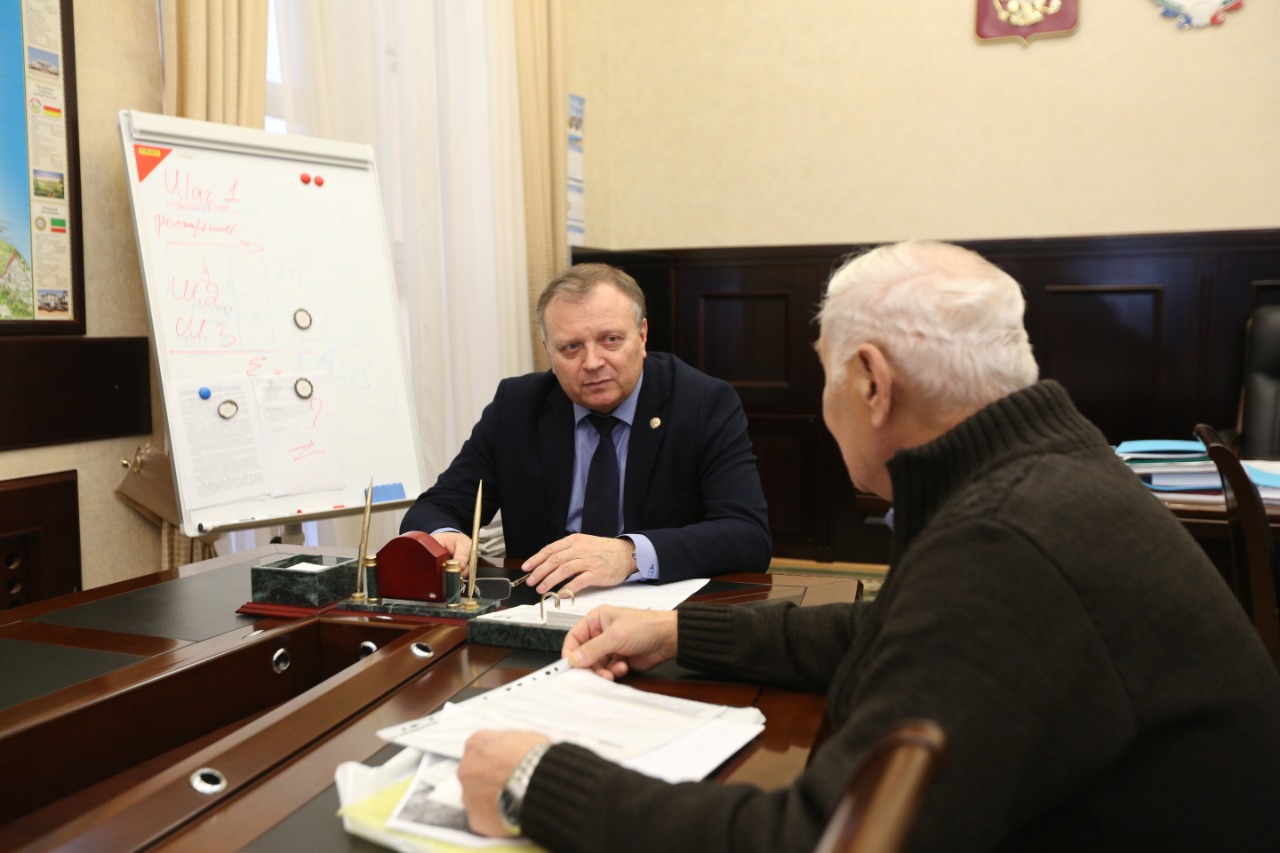 Гаджимагомед Гусейнов и Владимир Лемешко заслушали проблемы дагестанцев в рамках Общероссийского дня приема граждан