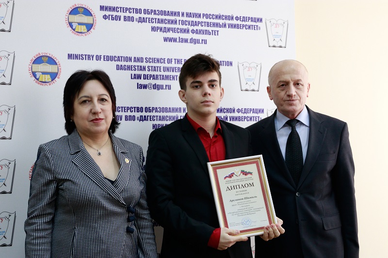 Уммупазиль Омарова наградила призеров VII ежегодной Республиканской олимпиады, посвящённой 25-летию Конституции РФ