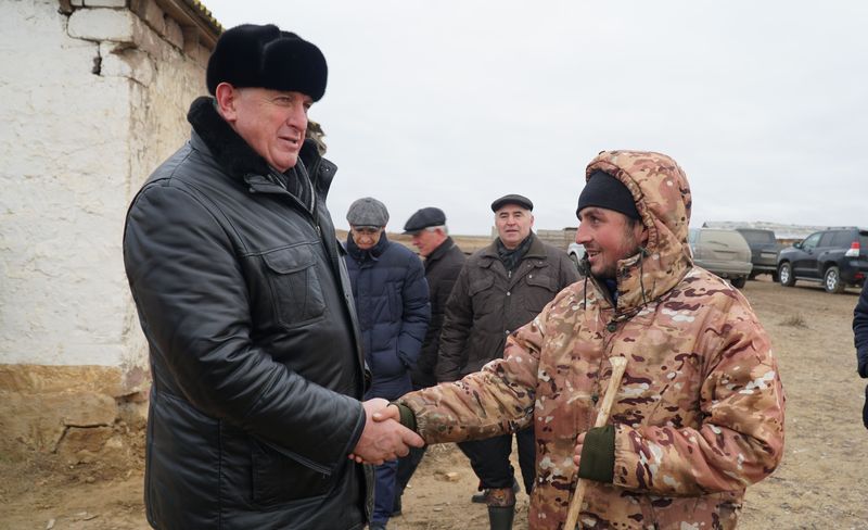 Абдулмуслим Абдулмуслимов ознакомился с готовностью хозяйств Кочубейской зоны отгонного животноводства к зимовке скота
