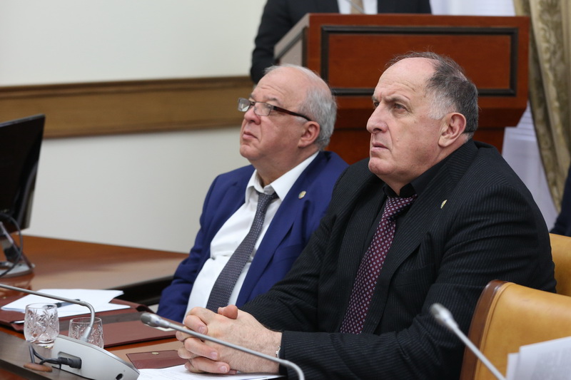 Артем Здунов провел итоговое заседание Правительства РД