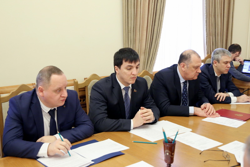 Под руководством Владимира Иванова обсуждены вопросы подготовки к празднованию Нового года в Дагестане
