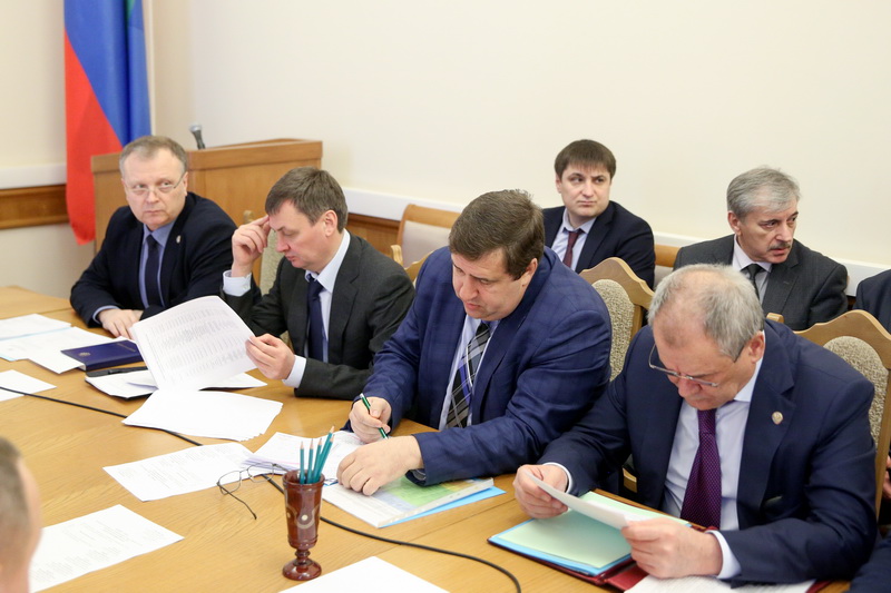 Под руководством Владимира Иванова обсуждены вопросы подготовки к празднованию Нового года в Дагестане