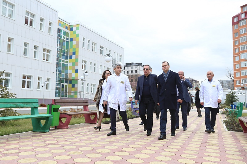 Премьер-министр Дагестана поздравил маленьких пациентов онкогематологического отделения ДРКБ с Новым годом