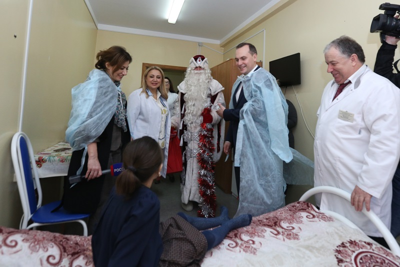 Премьер-министр Дагестана поздравил маленьких пациентов онкогематологического отделения ДРКБ с Новым годом