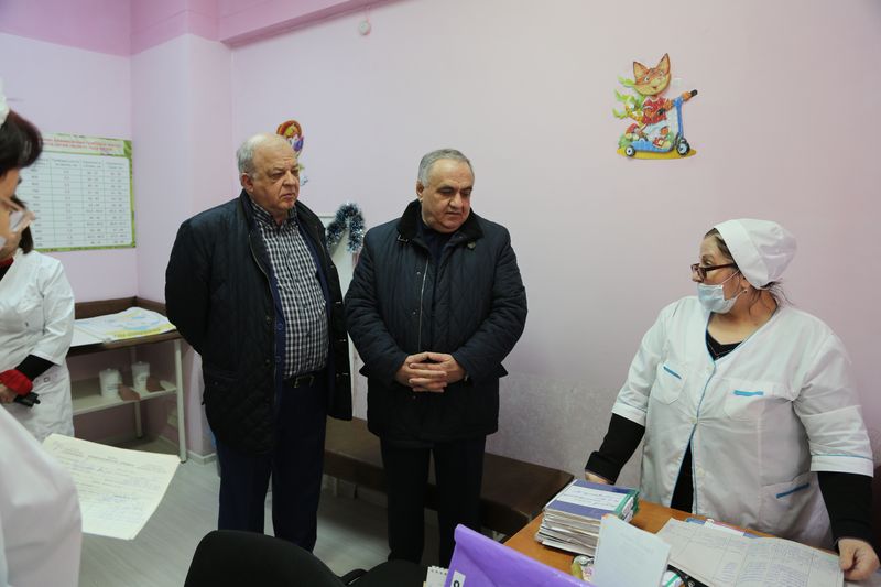 Анатолий Карибов проверил работу детской поликлиники и аптек в праздничные дни