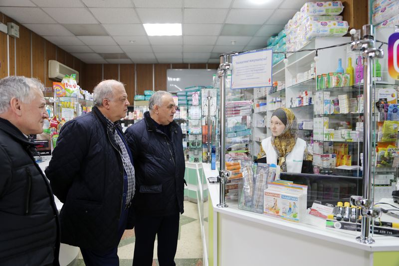 Анатолий Карибов проверил работу детской поликлиники и аптек в праздничные дни