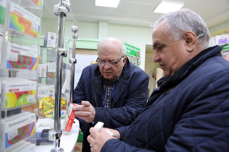 Анатолий Карибов проверил работу детской поликлиники и аптек в праздничные дни