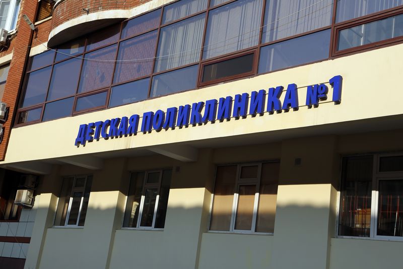 Анатолий Карибов проверил работу детской поликлиники и аптек в праздничные дни