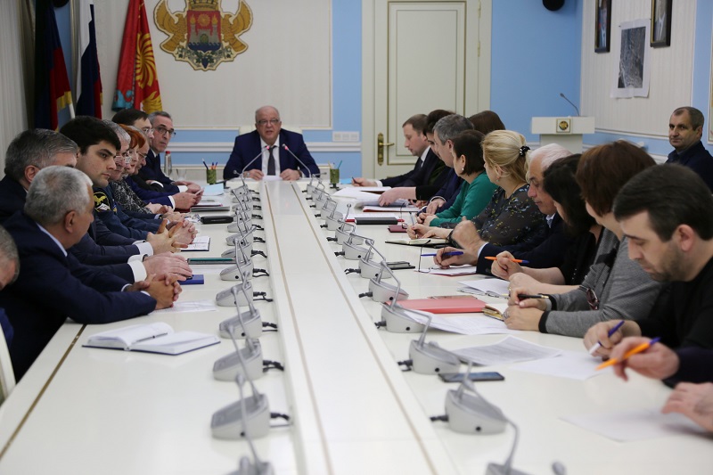 Под руководством Анатолия Карибова обсудили санитарно-противоэпидемическую ситуацию в республике
