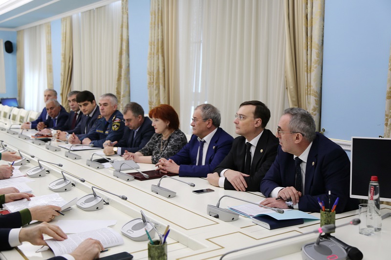 Под руководством Анатолия Карибова обсудили санитарно-противоэпидемическую ситуацию в республике