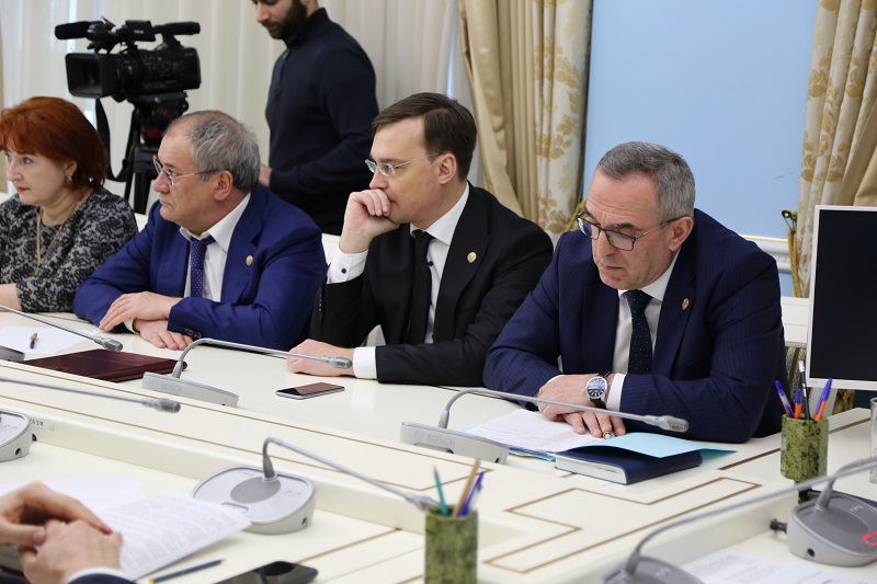 Под руководством Анатолия Карибова обсудили санитарно-противоэпидемическую ситуацию в республике