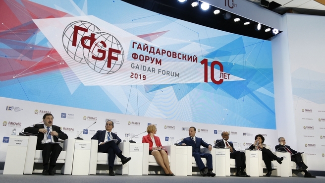 Артём Здунов в рамках Гайдаровского форума посетил панельную дискуссию по национальным целям развития