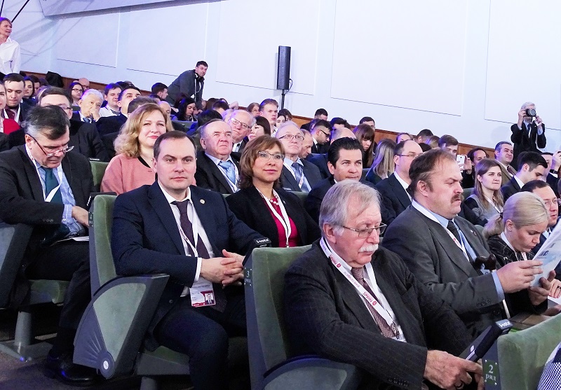 Артём Здунов посетил пленарную дискуссию «Национальные цели и социальные вызовы: региональный аспект»