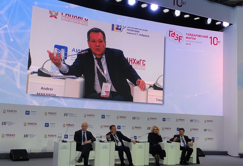Артём Здунов посетил пленарную дискуссию «Национальные цели и социальные вызовы: региональный аспект»