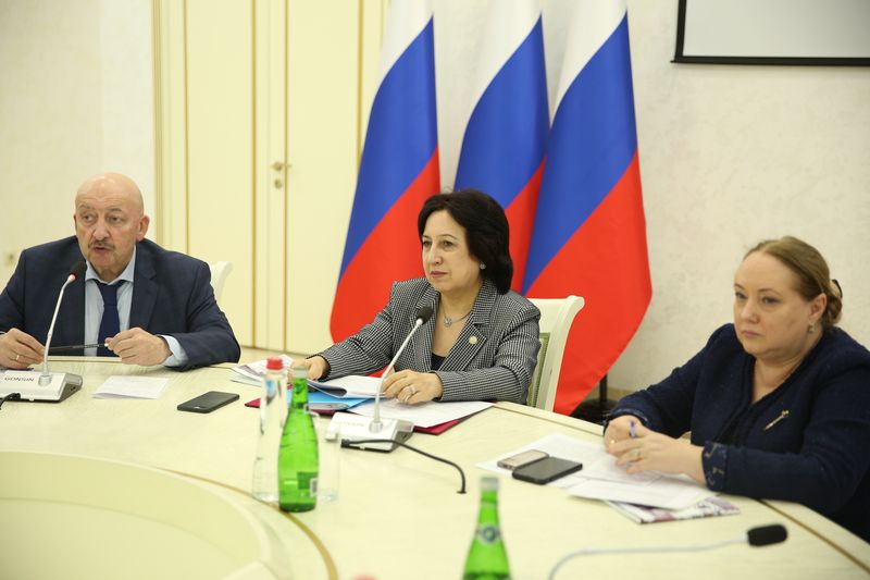 Уммупазиль Омарова провела круглый стол по обсуждению проблем сохранения и развития языков народов Республики Дагестан