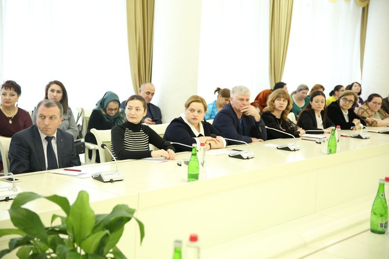 Уммупазиль Омарова провела круглый стол по обсуждению проблем сохранения и развития языков народов Республики Дагестан