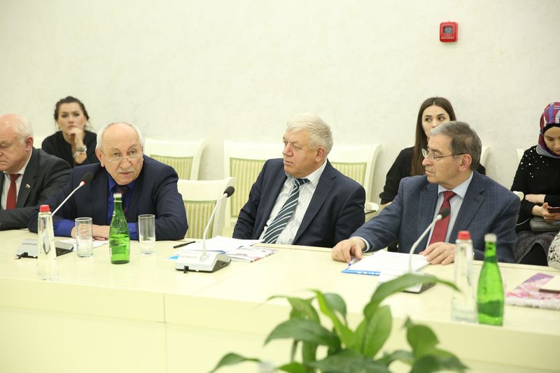 Уммупазиль Омарова провела круглый стол по обсуждению проблем сохранения и развития языков народов Республики Дагестан