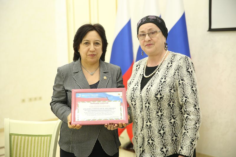 Уммупазиль Омарова провела круглый стол по обсуждению проблем сохранения и развития языков народов Республики Дагестан
