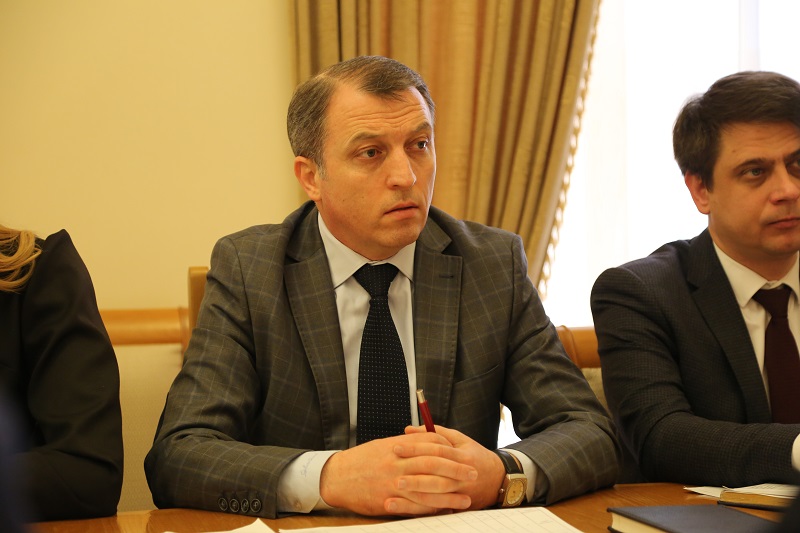 В Правительстве Дагестана обсудили оснащение и лицензирование медкабинетов в образовательных организациях