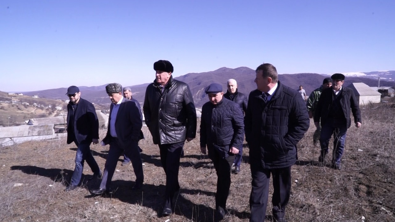 Абдулмуслим Абдулмуслимов проинспектировал строительство водопровода в селе Ленинаул
