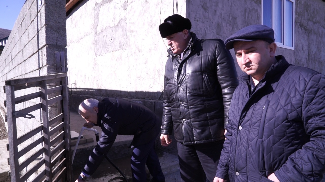 Абдулмуслим Абдулмуслимов проинспектировал строительство водопровода в селе Ленинаул