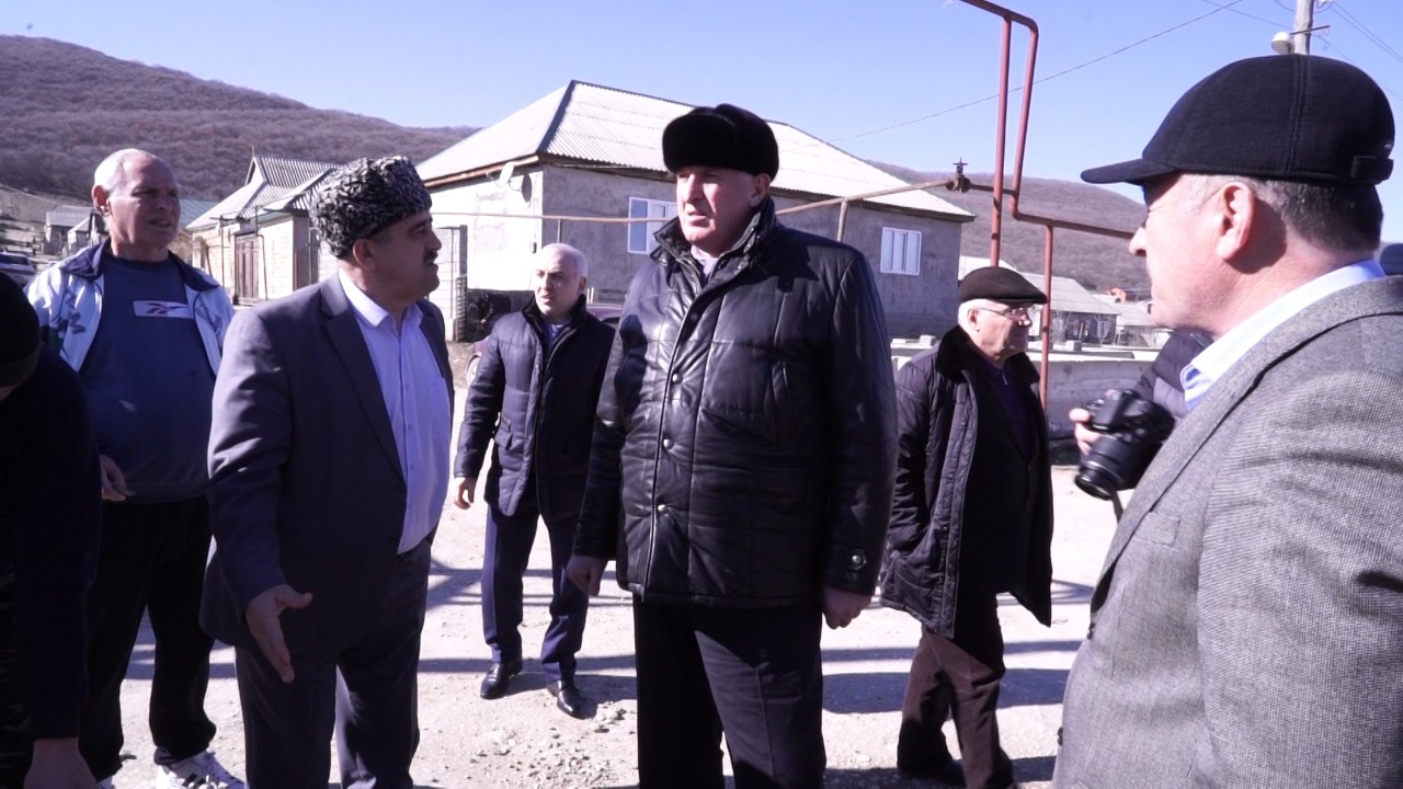Абдулмуслим Абдулмуслимов проинспектировал строительство водопровода в селе Ленинаул