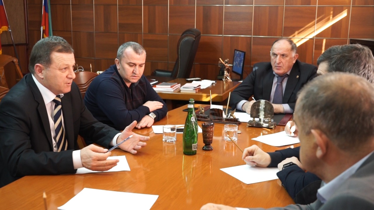 Абдулмуслим Абдулмуслимов проинспектировал строительство водопровода в селе Ленинаул