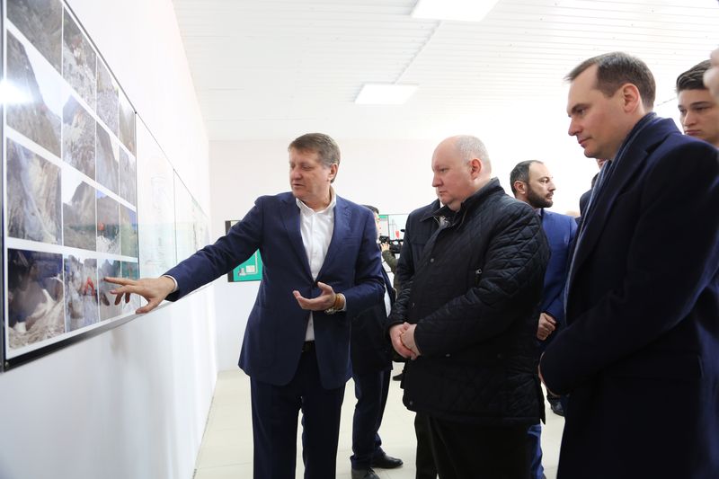 Сергей Чеботарёв и Артём Здунов посетили завод по производству стройматериалов в Буйнакском районе