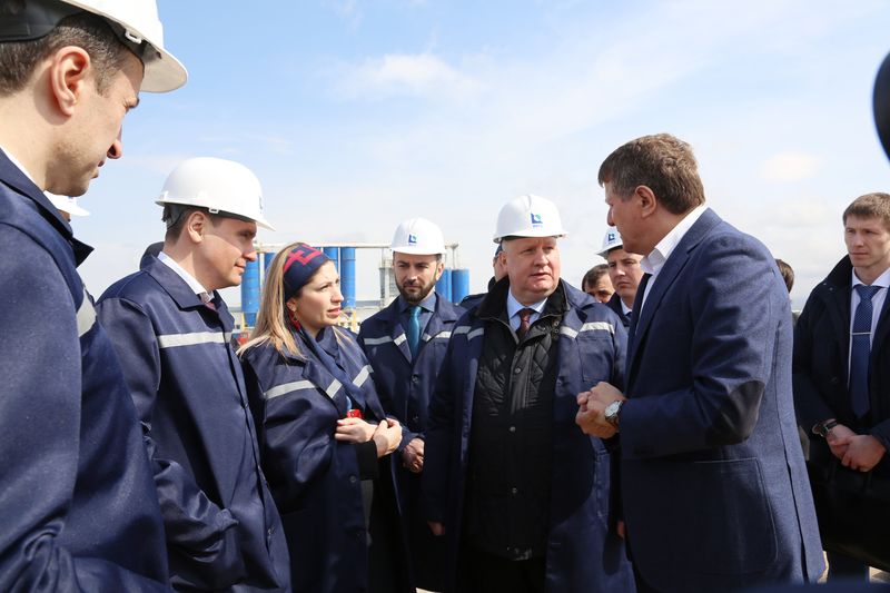 Сергей Чеботарёв и Артём Здунов посетили завод по производству стройматериалов в Буйнакском районе