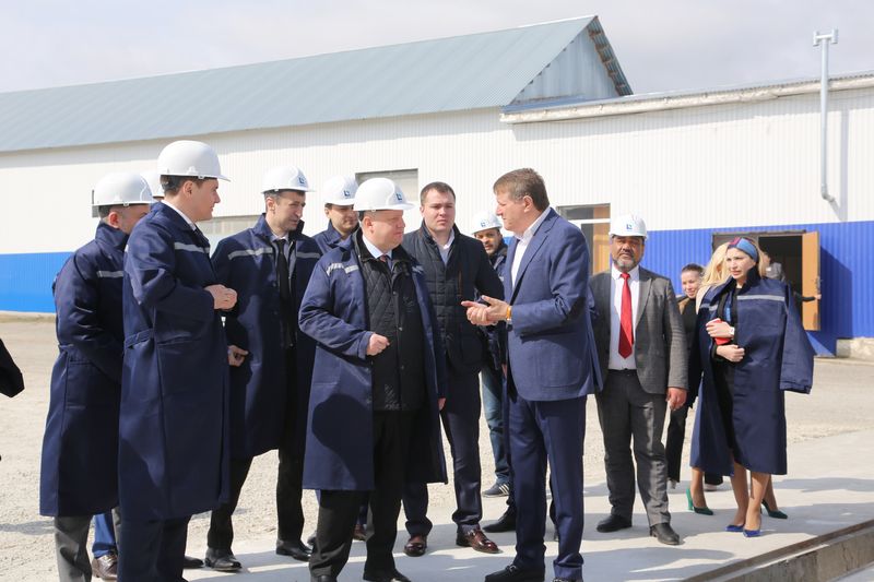 Сергей Чеботарёв и Артём Здунов посетили завод по производству стройматериалов в Буйнакском районе