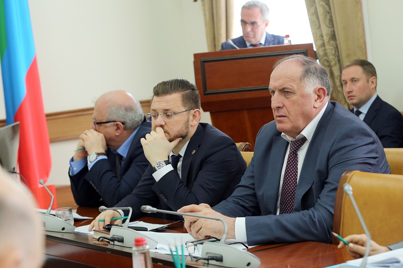 Артём Здунов: «Мы должны обеспечить медицинской помощью каждого школьника»