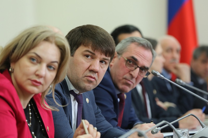Артём Здунов: «Мы должны обеспечить медицинской помощью каждого школьника»