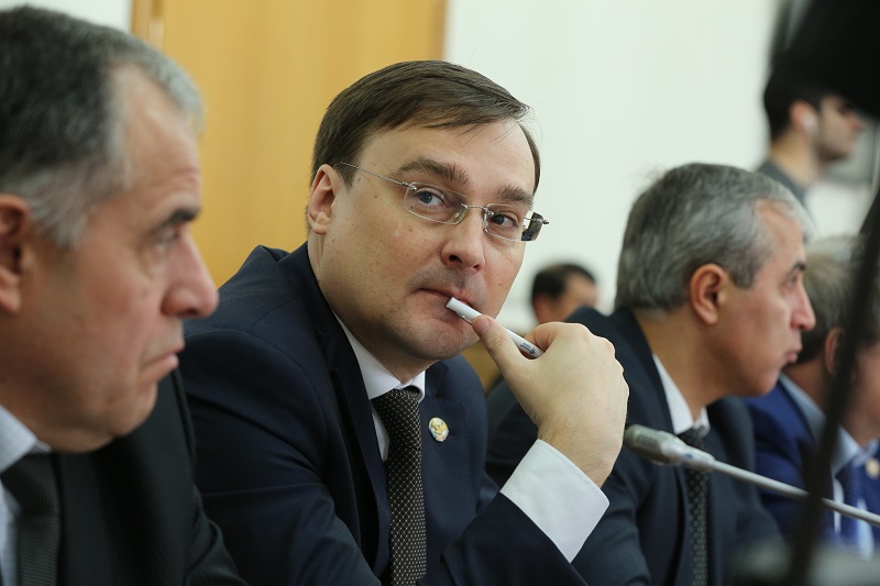 Артём Здунов: «Мы должны обеспечить медицинской помощью каждого школьника»