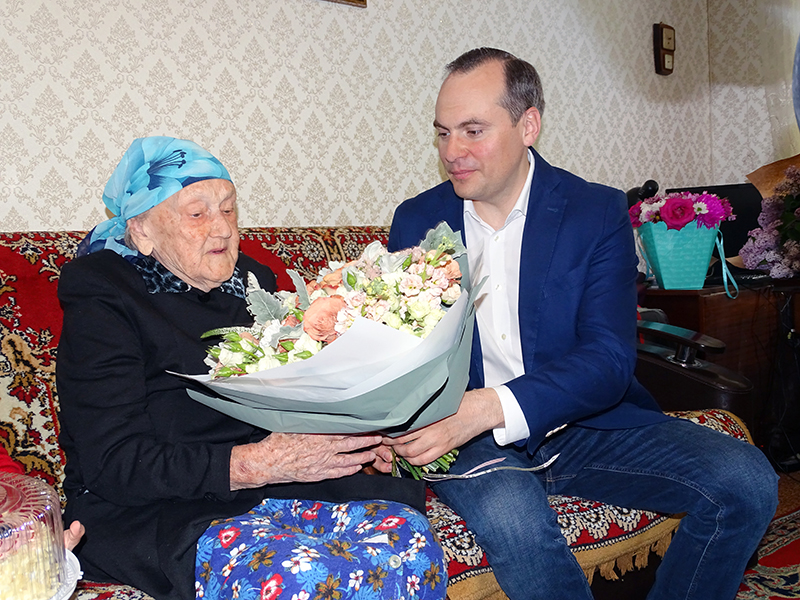 Артём Здунов поздравил со 100-летием блокадницу Тамару Таркнаеву