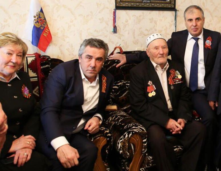 Артём Здунов навестил участников Великой Отечественной Войны, проживающих в г. Каспийске