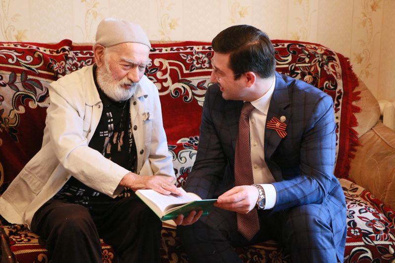 Первый вице-премьер Дагестана Гаджимагомед Гусейнов поздравил ветеранов Великой Отечественной войны