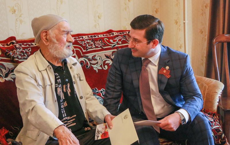 Первый вице-премьер Дагестана Гаджимагомед Гусейнов поздравил ветеранов Великой Отечественной войны