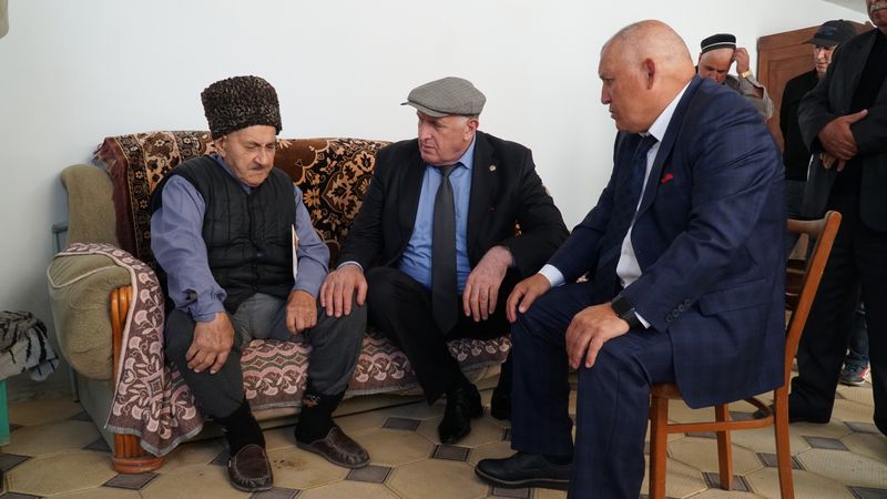 Абдулмуслим Абдулмуслимов посетил ветеранов ВОВ Кизилюртовского района